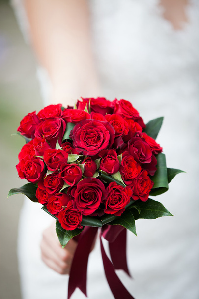 Γάμος μπουκέτο με κόκκινα τριαντάφυλλα και φύλλα - Φωτογραφία, εικόνα