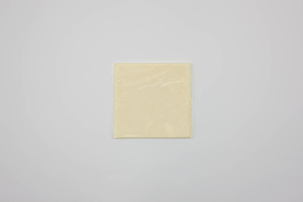 gesneden cheddar kaas op een witte achtergrond - Foto, afbeelding