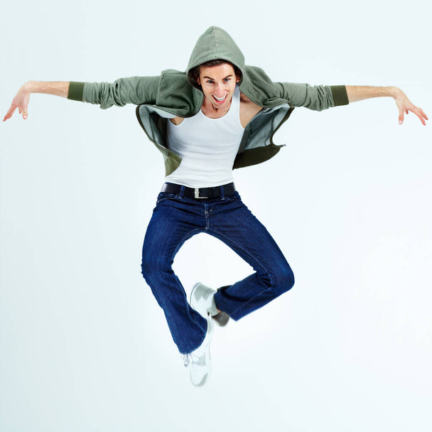 Воздушно-десантная позиция. Портрет молодого человека, прыгающего и позирующего в воздухе. - Фото, изображение