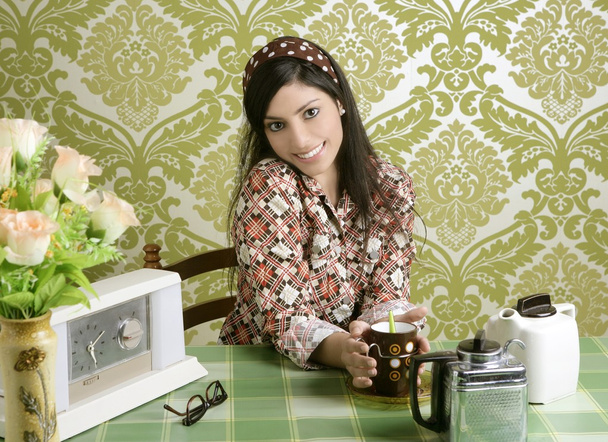 Retro woman drinking cafe on wallpaper kitchen - Foto, imagen