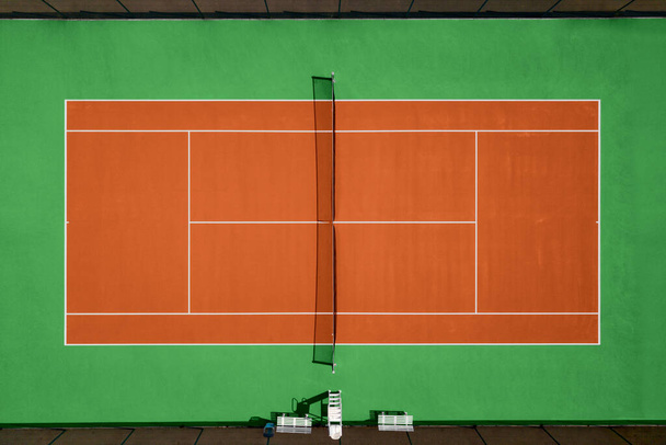 Turuncu ve yeşil tenis kortunun havadan görünüşü. - Fotoğraf, Görsel