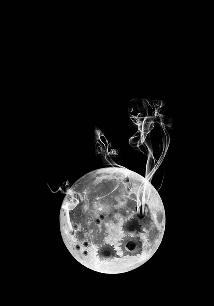Luna con agujeros de bala. Una foto de la luna golpeada por balas. - Foto, imagen
