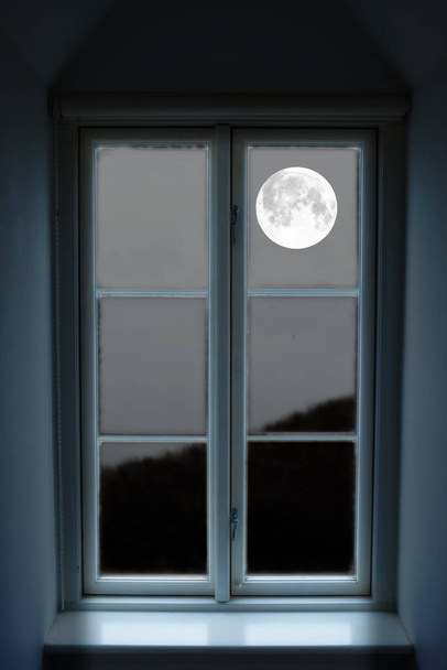 窓から月が見える。窓の外の月の写真. - 写真・画像