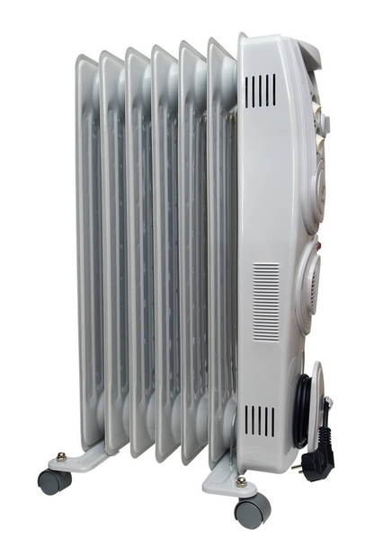Ηλεκτρικός οικονομικός θερμαντήρας σε μικρούς τροχούς που απομονώνεται σε λευκό φόντο - Φωτογραφία, εικόνα