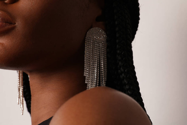 Cropped photo of attractive black woman with perfect skin, and crystal earring. - Foto, immagini