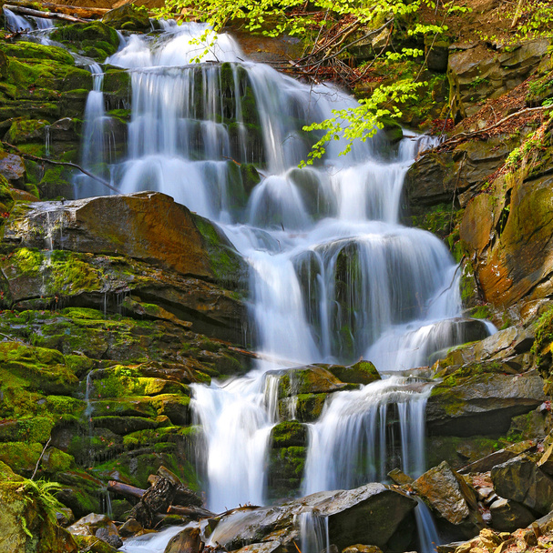 bonita cascada en Cárpatos
 - Foto, Imagen