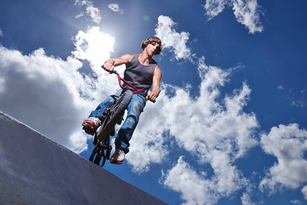 Practicando para los juegos de x. Largometraje de un adolescente montando un BMX en un skatepark. - Foto, imagen
