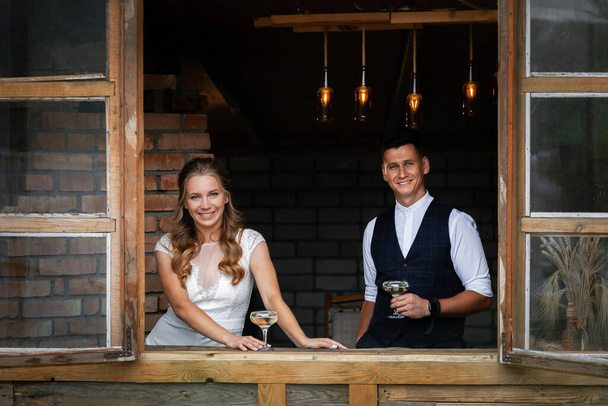 ウクライナの若いカップル。結婚式日 - 写真・画像