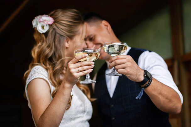 Young Ukrainian couple. Wedding day - Foto, Imagen