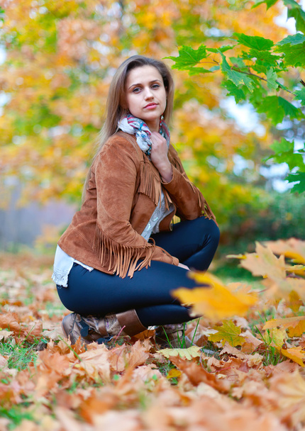  girl in autumn park  - Foto, immagini