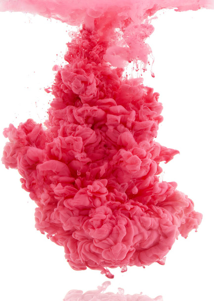 Πολύχρωμη έκρηξη. Στιγμιότυπο από ροζ μελάνι σε νερό σε λευκό φόντο. - Φωτογραφία, εικόνα