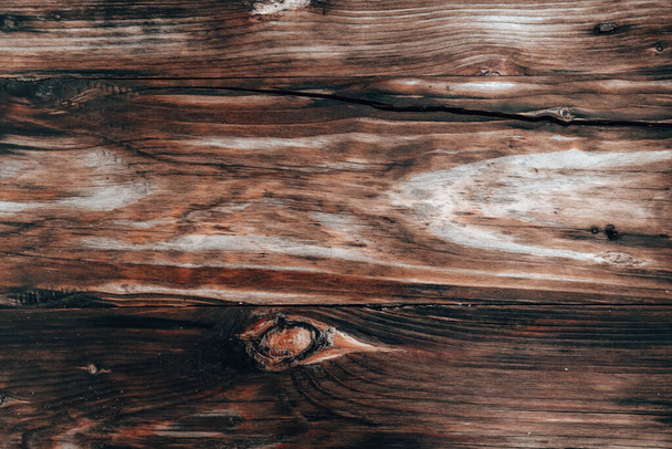 Ξύλινη υφή φόντο, ξεπερασμένη καφέ σανίδα από αχυρώνα. Σκούρο ξύλο υφή επιφάνεια φόντου με παλιό φυσικό μοτίβο - Φωτογραφία, εικόνα