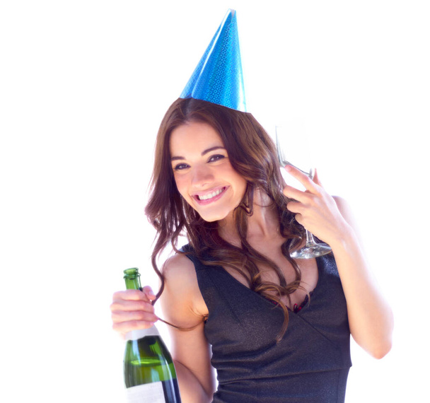 Commençons cette fête. Portrait d'une jolie jeune femme portant un chapeau de fête et tenant une bouteille. - Photo, image