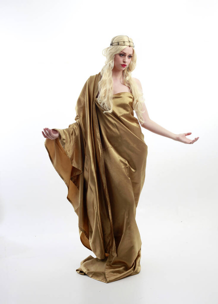  Retrato de comprimento total de modelo muito feminino vestindo vestido de toga deusa grega, posando com movimentos gestuais elegantes em um fundo de estúdio. - Foto, Imagem