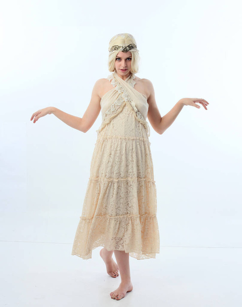  Retrato de larga duración de la modelo femenina bonita con vestido toga diosa griega, posando con movimientos gestuales elegantes sobre un fondo de estudio. - Foto, Imagen