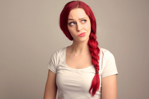 lähikuva muotokuva kaunis nainen malli punaiset hiukset punos, ilmaista tunteita päälle kasvojen ilme studion taustalla. - Valokuva, kuva