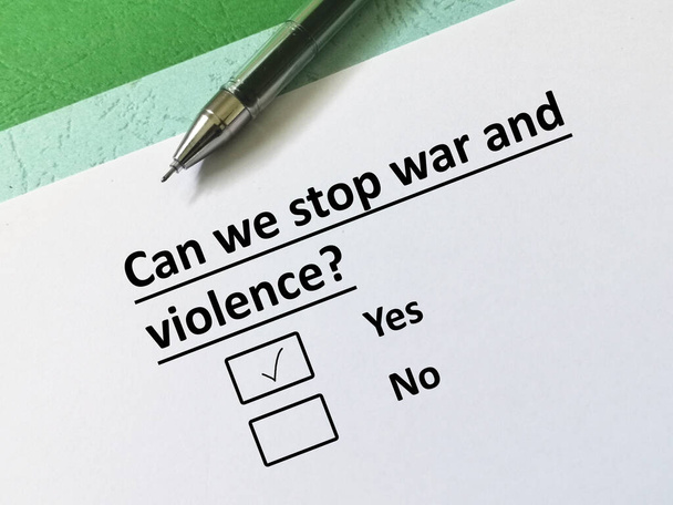 Ένα άτομο απαντά στην ερώτηση για συγκρούσεις και πολέμους. Το άτομο πιστεύει ότι ο πόλεμος και η βία μπορούν να σταματήσουν.. - Φωτογραφία, εικόνα