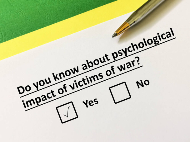 Una persona está respondiendo a la pregunta sobre conflicto y guerra. La persona piensa que sabe sobre el impacto psicológico de las víctimas de la guerra. - Foto, imagen