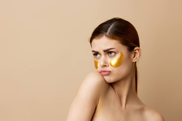 kaunis nainen ihonhoito kasvot laastaria paljaat hartiat hygienia lähikuva elämäntapa - Valokuva, kuva