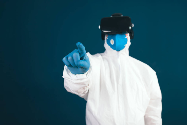 Medicina VR. Médico usando fones de ouvido de realidade virtual para fins médicos. - Foto, Imagem