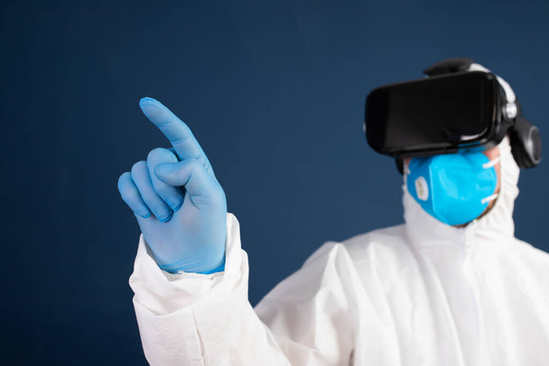 VR medicine. Doctor using virtual reality headset for medical purposes. - Photo, image
