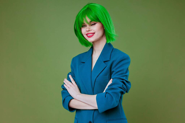 Schönheit Mode Frau attraktiv aussehen grüne Perücke blaue Jacke posiert Studiomodell unverändert - Foto, Bild