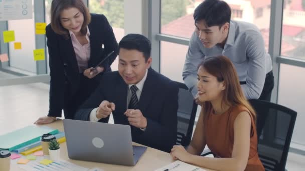 Gelukkig succesvol Aziatisch business team viert geven high five. Een groep bedrijven viert het succes van de bedrijfseenheid op kantoor. - Video
