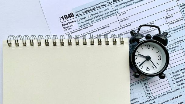 Vista superior del bloc de notas en blanco en el formulario de impuestos. Copiar concepto de espacio - Foto, Imagen