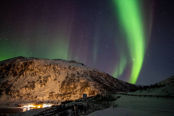 ダンス波、ノルウェーのフィヨルドの上の北の光。オーロラ・ボレアリス - 写真・画像