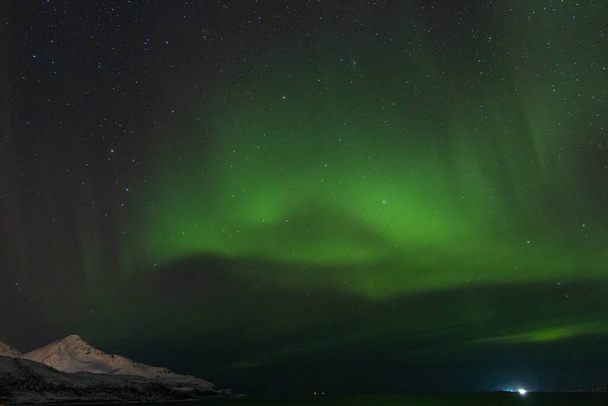 Nordlichter in Norwegen. Aurora borealis über den Fjorden - Foto, Bild