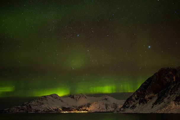 Northern Lights na Noruega. Aurora boreal está acima dos fiordes - Foto, Imagem