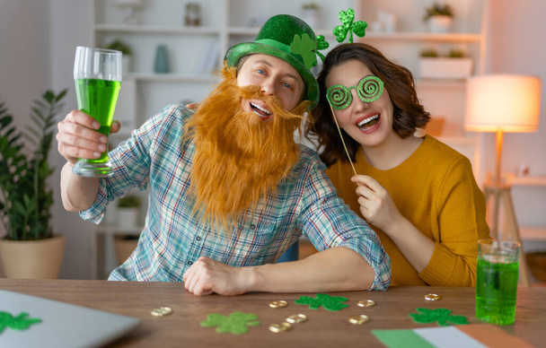 Happy family couple celebrating St. Patrick's Day. - Foto, imagen