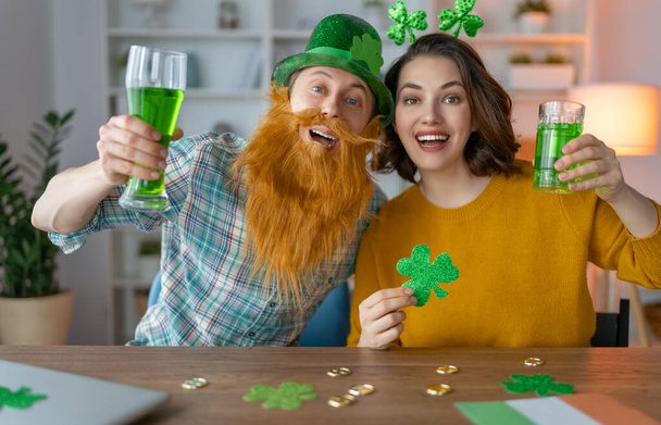 Happy family couple celebrating St. Patrick's Day. - Foto, afbeelding