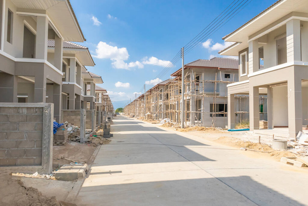 construcción residencial nueva casa en progreso en el sitio de construcción urbanización urbanización - Foto, Imagen