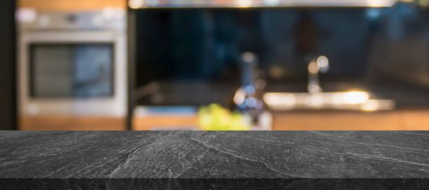 черный мрамор столешница сверху с размытым кухонным интерьером - Фото, изображение
