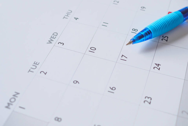 Blauwe pen op kalenderpagina achtergrond bedrijfsplanning vergaderconcept - Foto, afbeelding