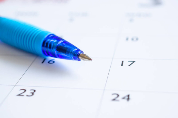 Sininen kynä kalenterisivulla tausta liiketoiminnan suunnittelu tapaaminen käsite - Valokuva, kuva