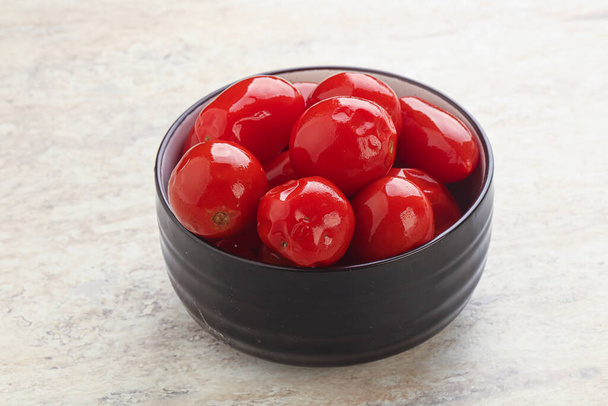 Маринований червоний помідор - мариновані вітаміни в мисці
 - Фото, зображення