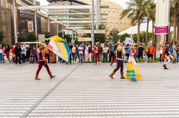 Dubai, BAE - 02.11.2022 - Fuar 2020 'de sokak sanatçıları. - Fotoğraf, Görsel