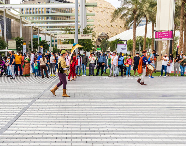 Dubai, Verenigde Arabische Emiraten - 02.11.2022 - Straatartiesten op Expo 2020. - Foto, afbeelding