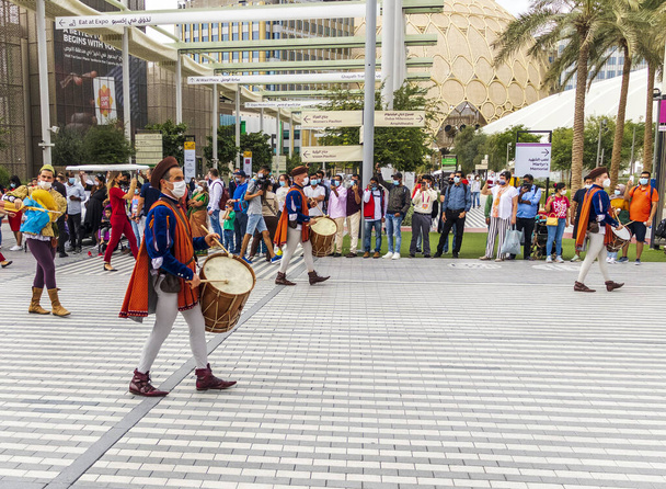 Dubai, Emirati Arabi Uniti - 02.11.2022 - Artisti di strada a Expo 2020. - Foto, immagini