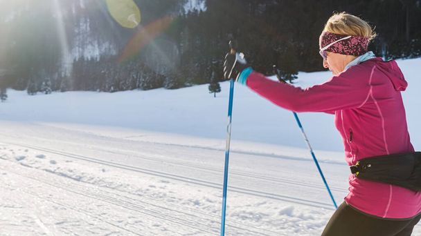 Woman skiing in a cross country style - Fotoğraf, Görsel