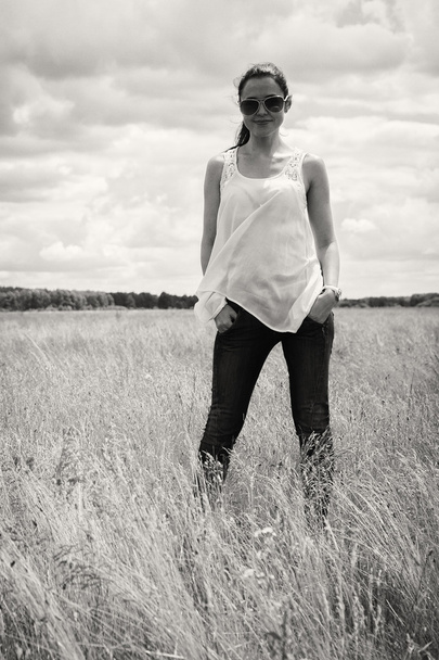 Молодая женщина в летнем поле
 - Фото, изображение