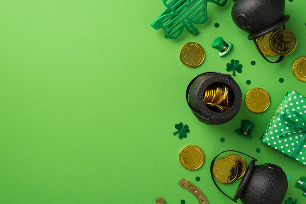 Widok z góry zdjęcie St Patrick 's Day wystrój garnki złote monety Trefoil kształt strony okulary prezent pudełko zielony leprechaun kapelusze podkowa koniczyna kształcie konfetti na izolowane pastelowe zielone tło z copyspace - Zdjęcie, obraz