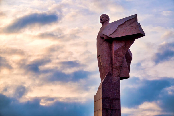 Estatua de Lenin frente al edificio del Parlamento, Tiraspol, Transdniéster, Moldavia - Foto, Imagen