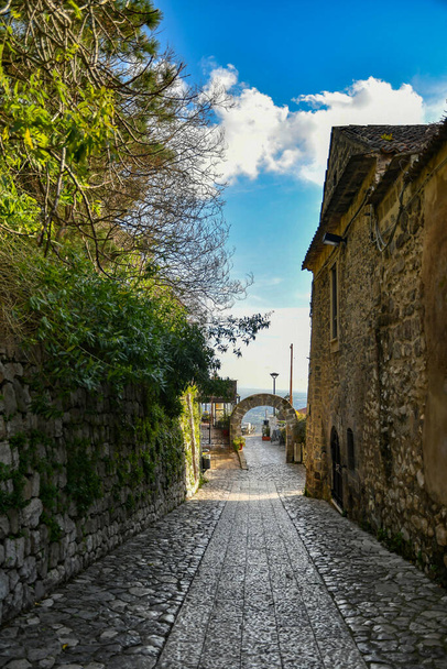 Uma rua estreita entre as antigas casas de pedra do bairro mais antigo da cidade de Caserta. - Foto, Imagem