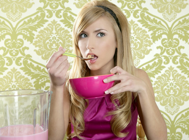 Retro woman breakfast eating corn flakes - Zdjęcie, obraz