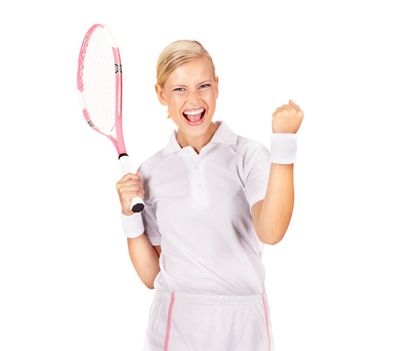 Zwycięstwo należy do niej. Portret pięknej młodej kobiety wiwatującej trzymając rakietę tenisową. - Zdjęcie, obraz