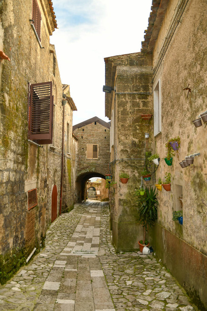 Узкая улица среди старых каменных домов старейшего района города Казерта. - Фото, изображение