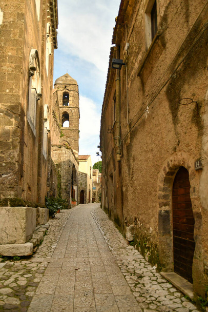 Keskeny utca Caserta legrégebbi kerületének régi kőházai között, Olaszország. - Fotó, kép